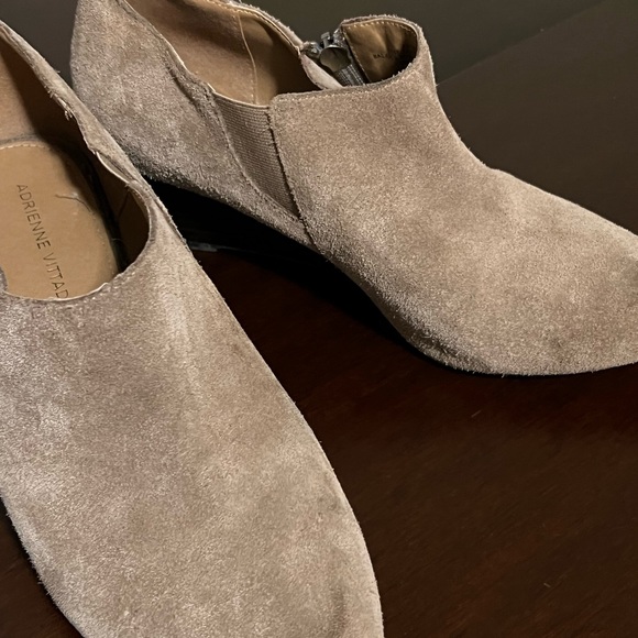 Adrienne Vittadini Camel Suede Outside Zip Wedge Bootie Size 9 - Picture 9 of 9